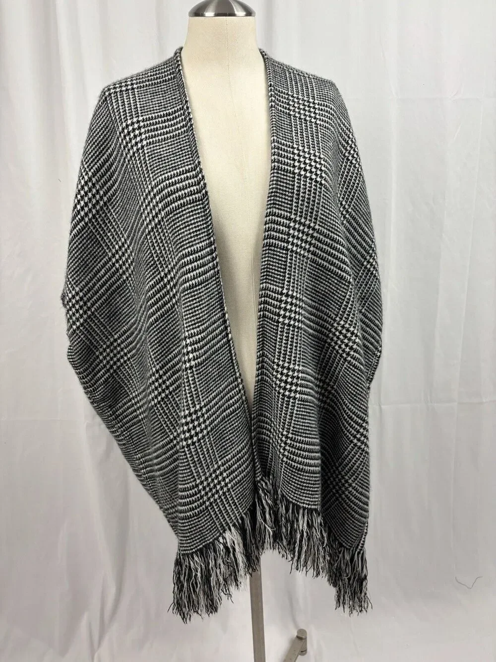 Ann Taylor LOFT Reversible Houndstooth Poncho Size XS/S Black/White Fringe